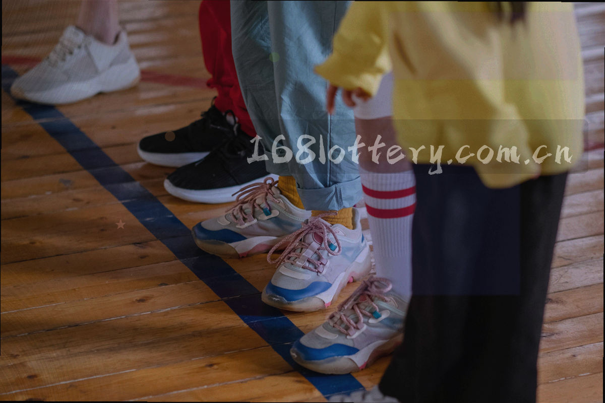 坐标式路线图，三个编号节点依次连接，分别标注导航栏板块入口、年份与期数选择、问题反馈提交三步。